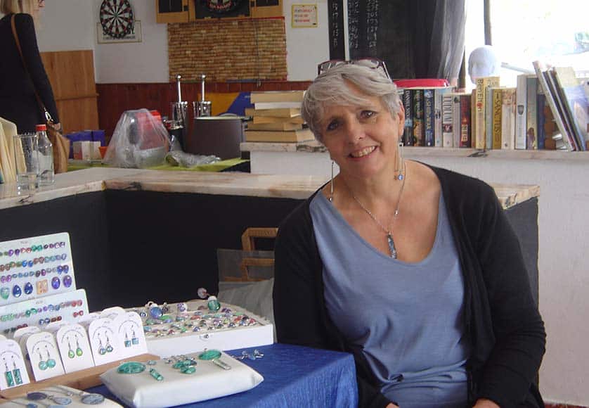 Fiona (with her own designer handmade jewellery)|Posh puss casket