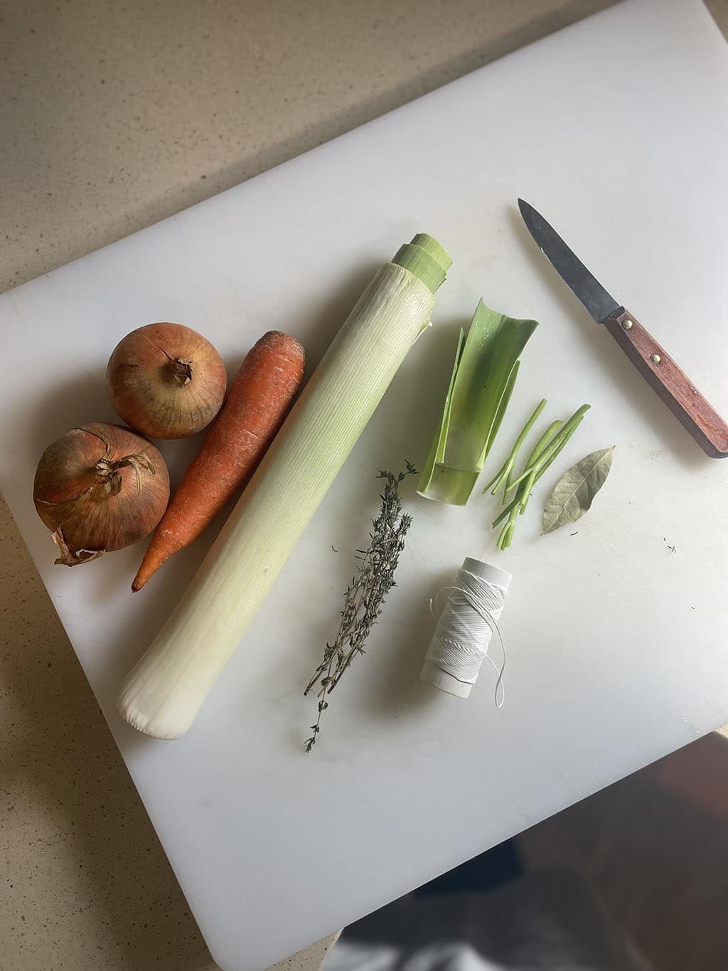 Flavouring the stock|Browned meat in company of vegetables