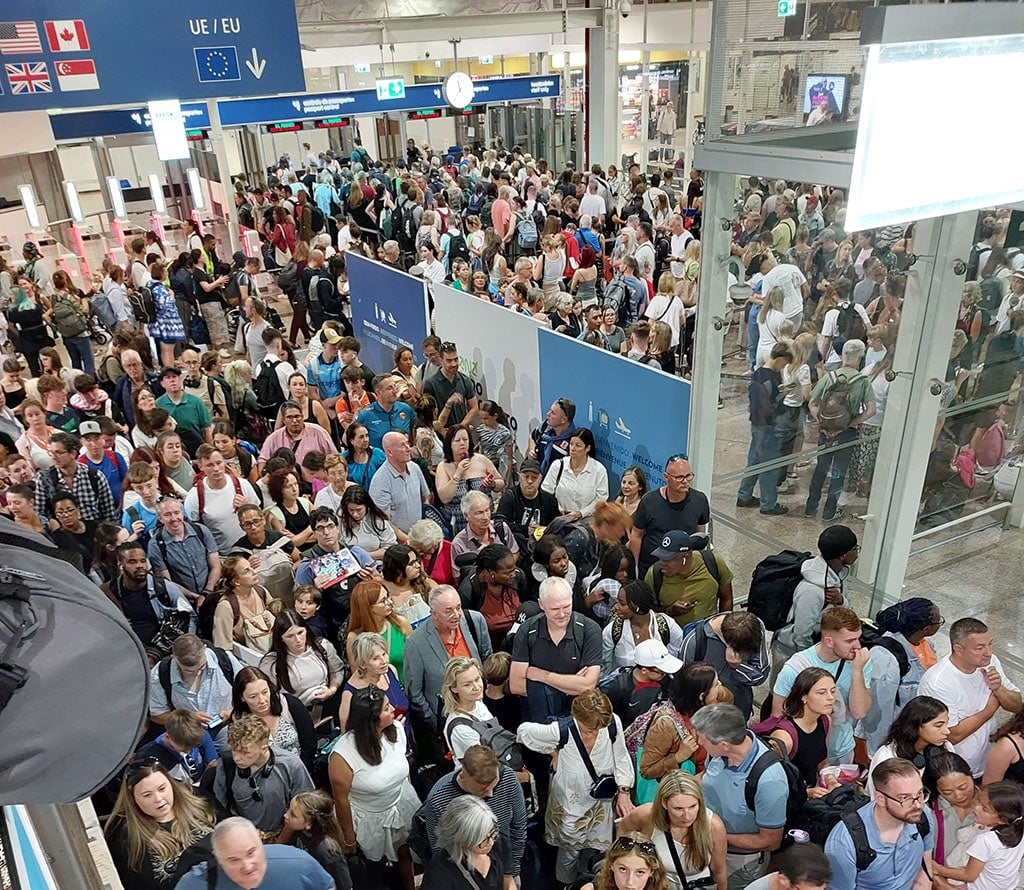 queues at Faro airport’|queues at Faro airport’|Many dream of a sunny holiday in the Algarve. But making it through passport control at Faro Airport can be a veritable nightmare. Inês Lopes/Open Media Group|“Welcome” to Portugal!