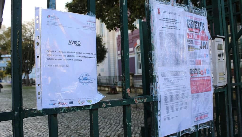 strike notice on school gate