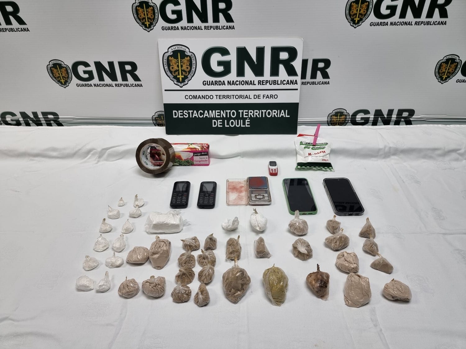 Couple arrested with over 5,000 doses of hashish in Algarve