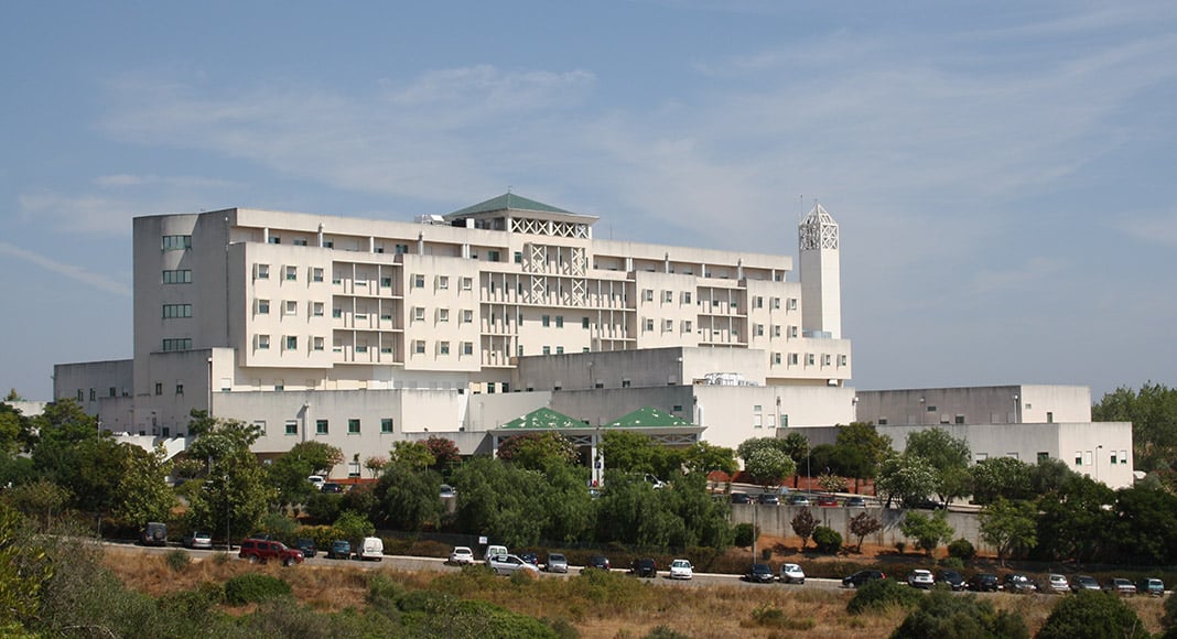 |Protestors gather outside Portimão Hospital…again