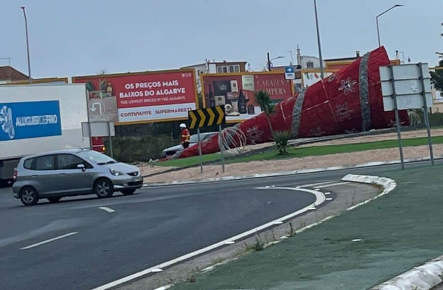 Strong winds topple Christmas tree on Lagoa roundabout|Strong winds topple Christmas tree on Lagoa roundabout