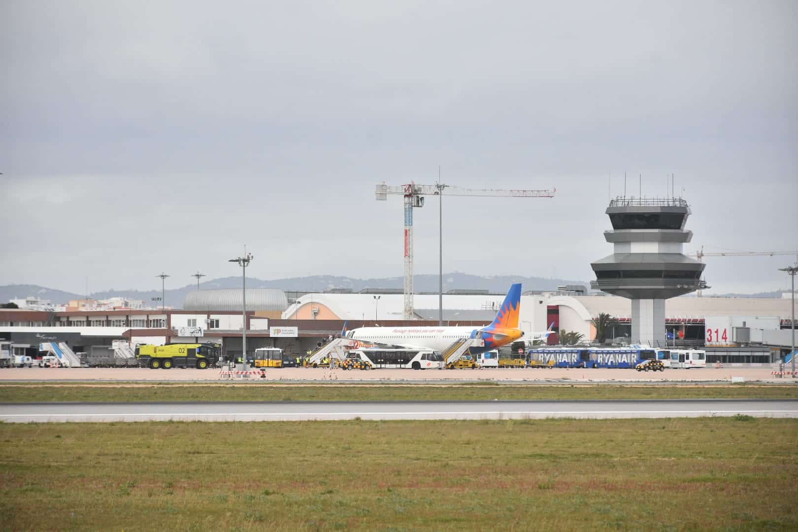 Jet 2 plane makes emergency landing at Faro Airport|Faro airport firefighters