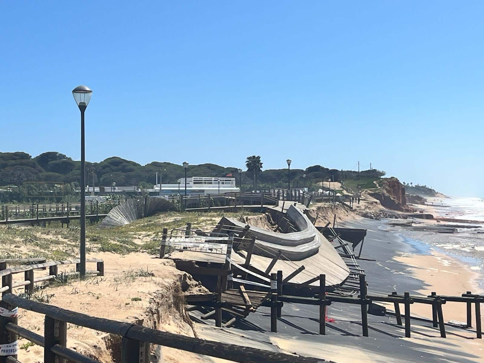 Bad weather destroys part of beachside boardwalk in Quarteira|Bad weather destroys part of beachside boardwalk in Quarteira|Bad weather destroys part of beachside boardwalk in Quarteira