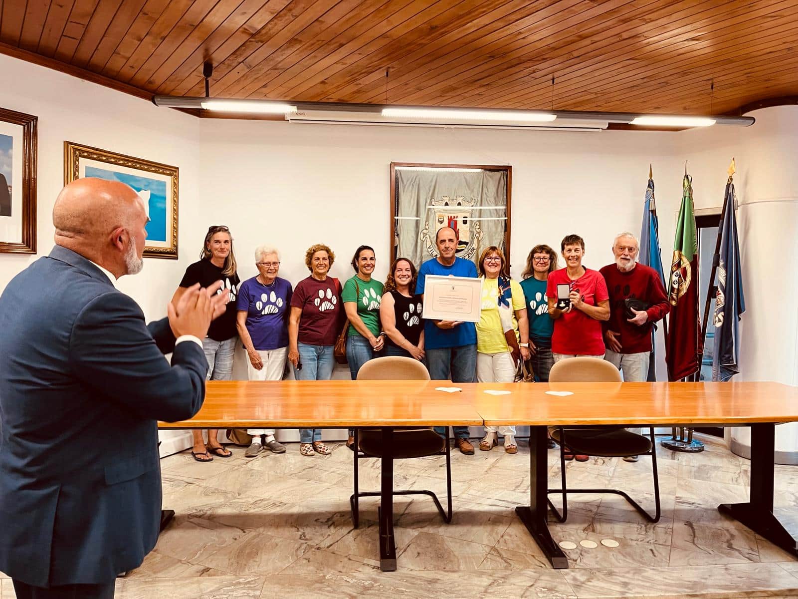 Mayor José Gonçalves congratulates the entire team for tireless animal work in the municipality of Aljezur...|Aljezur animal protectors awarded gold municipal medal of merit and dedication