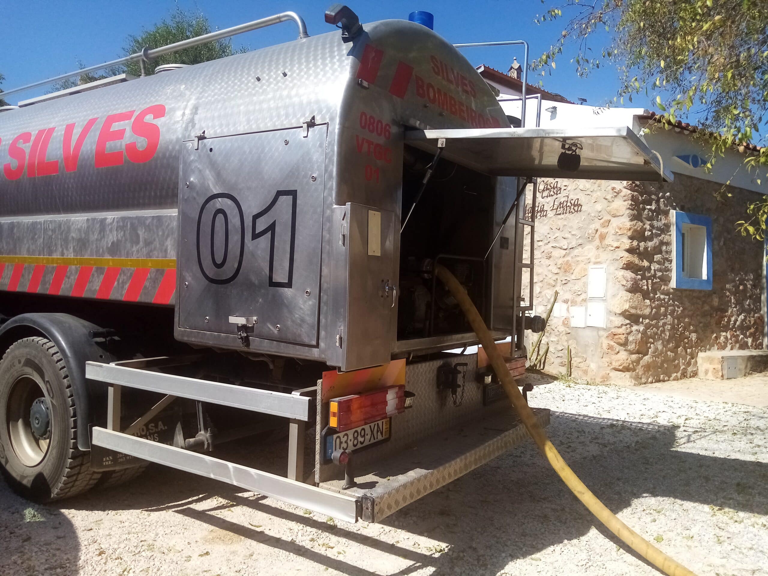 Silves firefighters filling up cisterns at Chaminé|Chaminé joins Foral in desperate bid for water in Silves|Chaminé joins Foral in desperate bid for water in Silves
