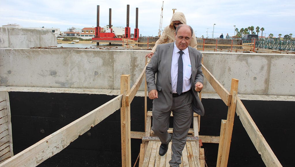 Faro Mayor, Rogério Bacalhau, visits the bridge's construction site on October 31, 2023 (Photos: Maria Simiris/Open Media)|Faro beach bridge to be completed by end of 2024|Faro beach bridge to be completed by end of 2024|Faro beach bridge to be completed by end of 2024
