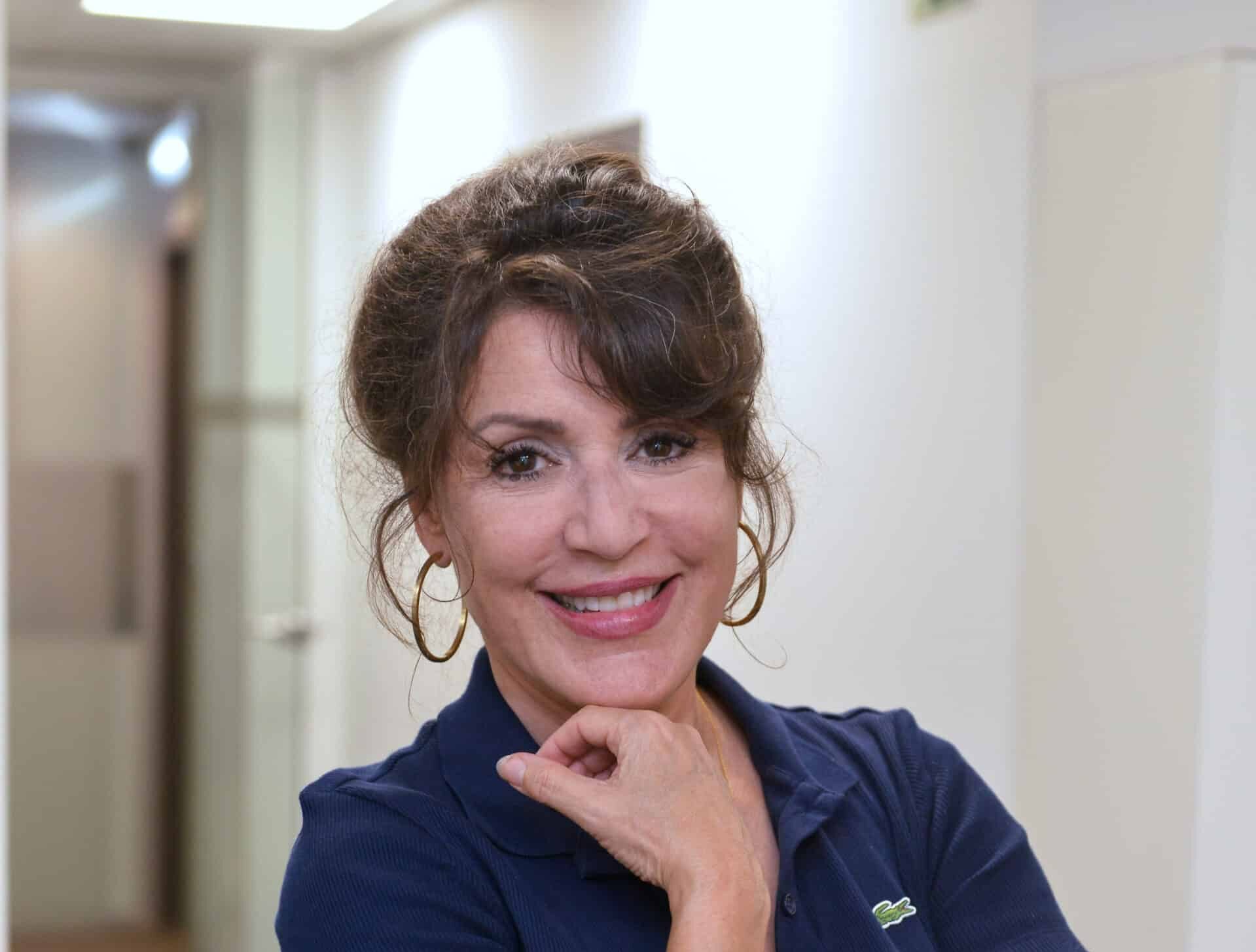 Jacqui Acevedo from Expats Portugal|Jacqui|Jacqui in action on Thursday evenings with Expats Portugal (screenshot)|Jacqui on the cover of Visão magazine