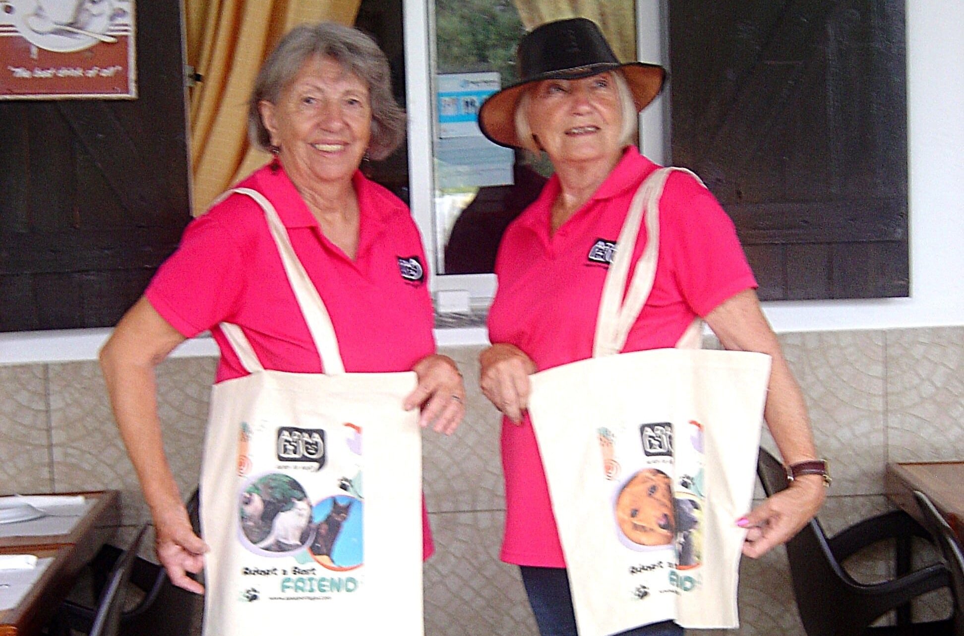 Jenny and Anita, Tote-Bag gals|Pet Corner: Somewhere over the rainbow