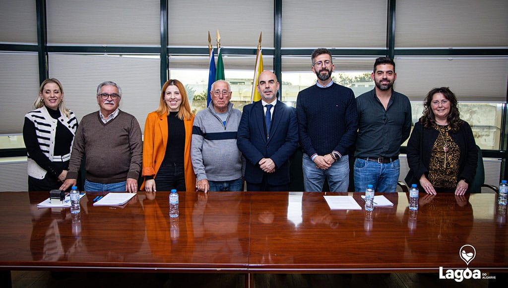 Lagoa-retirement-home-contract-signing