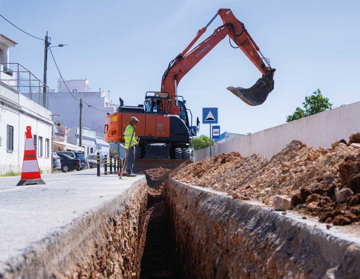 Lagoa has decided to halt several major roadworks during July and August to reduce traffic issues.