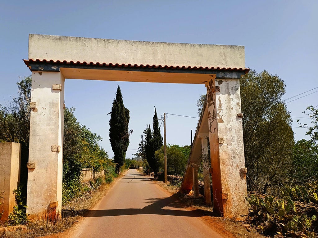 The Larga Vista arch