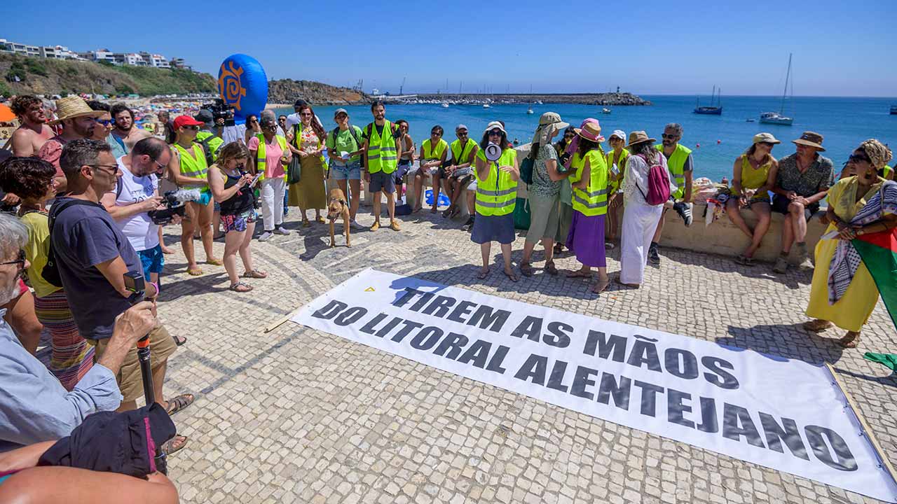 Photo of protest at World Music Festival in Sines on Saturday TIAGO CANHOTO /LUSA