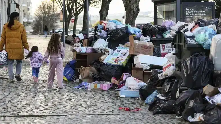 Parishes in Lisbon already ‘overflowing’ with rubbish|Parishes in Lisbon already ‘overflowing’ with rubbish|Lisbon's bins on December 26, 2024. The capital has to 'survive' this relative seige until January 2 MIGUEL A. LOPES/LUSA