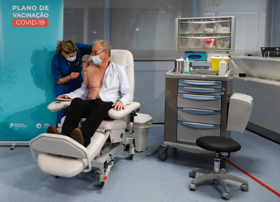Doctor António Sarmento receiving the first Covid jab