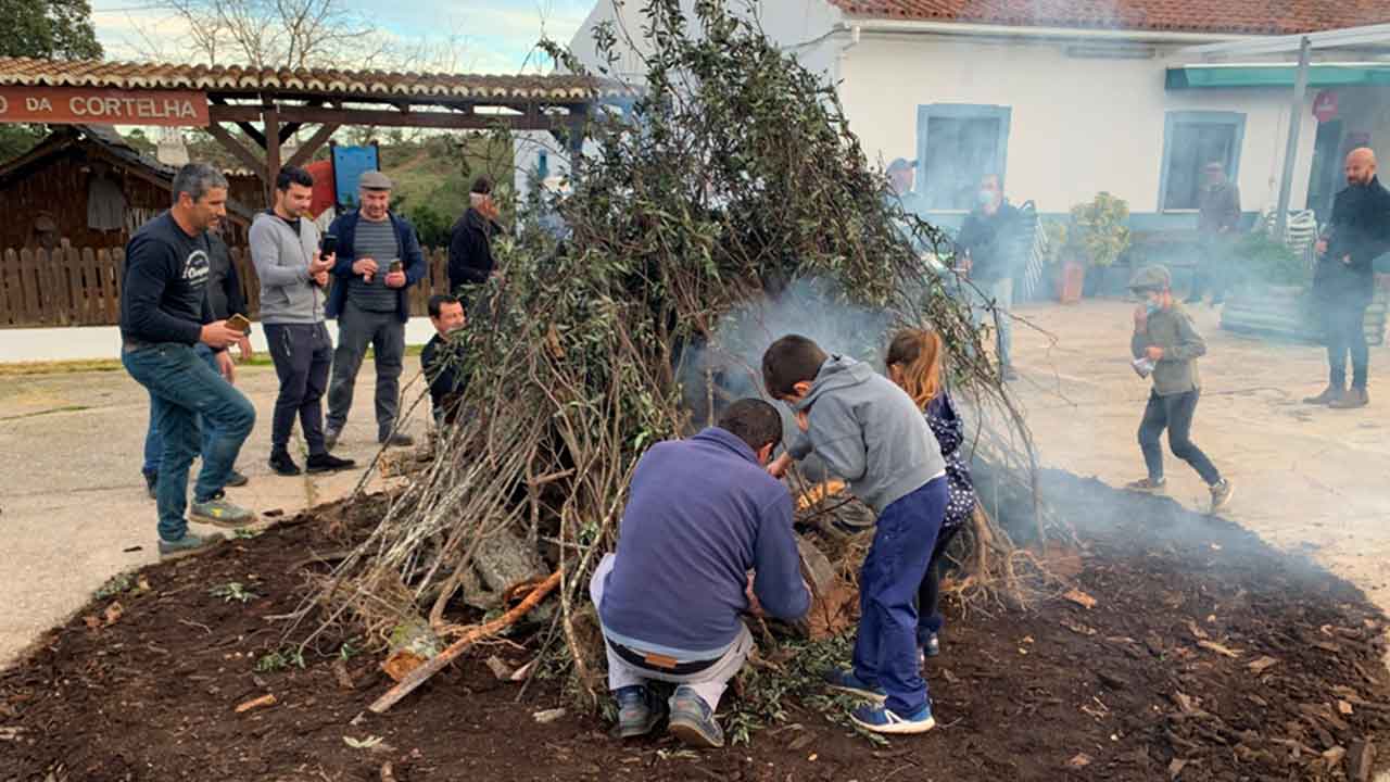 Traditional bonfire brings Christmas cheer to Cortelha|Traditional bonfire brings Christmas cheer to Cortelha