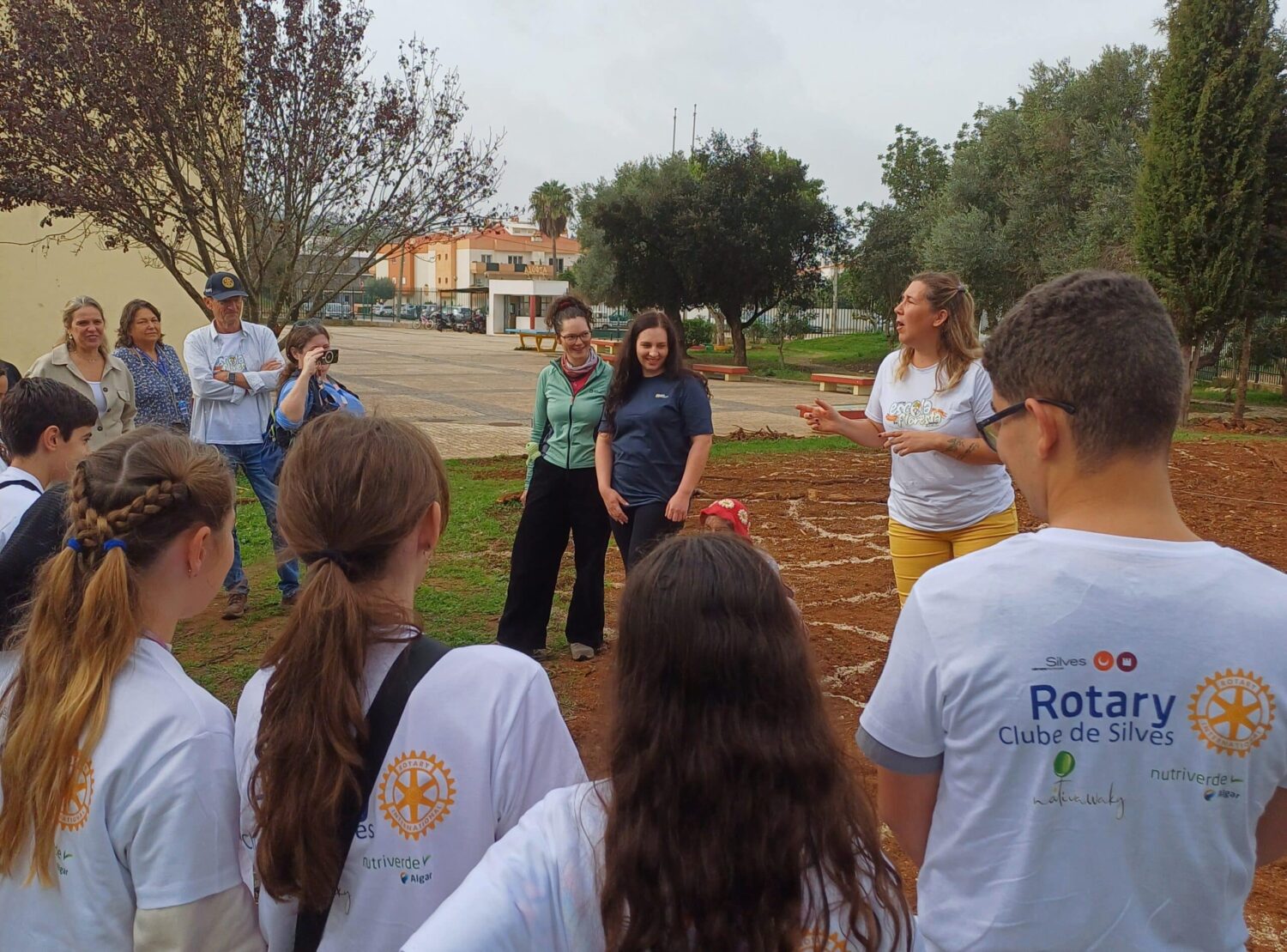 Mayor Rosa Palma (left) and the children|Rotarians and pupils planting the forest|Governor Paulo de Taveira Sousa planting tree|Deputy Mayor Luísa Conduto