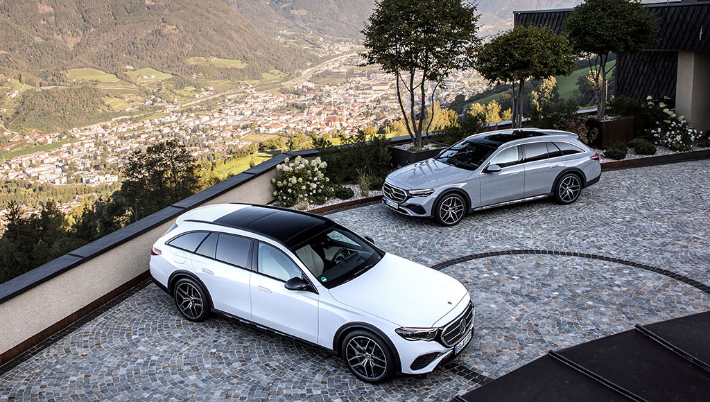 Mercedes-Benz E-Klasse All-Terrain | 2023: E 220 d 4MATIC (WLTP (vorläufige Angaben): Kraftstoffverbrauch kombiniert: 6,0-5,3 l/100 km; CO₂-Emissionen kombiniert: 157-139 g/km); AVANTGARDE Line; Exterieur: MANUFAKTUR opalithweiss bright metallic; Interieur: Leder macchiatobeige / Mercedes-Benz E-Klasse All-Terrain | 2023: E 220 d 4MATIC (WLTP (vorläufige Angaben): Kraftstoffverbrauch kombiniert: 6,0-5,3 l/100 km; CO₂-Emissionen kombiniert: 157-139 g/km); AVANTGARDE Line; Exterieur: MANUFAKTUR alpingrau uni; Interieur: Leder tonkabraun;WLTP (vorläufige Angaben): Kraftstoffverbrauch kombiniert: 6,0-5,3 l/100 km; CO₂-Emissionen kombiniert: 157-139 g/km* Mercedes-Benz E-Klasse All-Terrain | 2023: E 220 d (WLTP (preliminary values): Combined fuel consumption: 6.0-5.3 l/100 km; combined CO2 emissions: 157-139 g/km), AVANTGARDE line; exterior: MANUFAKTUR opalith white bright metallic; interior: Leather macchiato beige / Mercedes-Benz E-Class All Terrain | 2023: E 220 d 4MATIC (WLTP (preliminary values): Combined fuel consumption: 6.0-5.3 l/100 km); combined CO2 emissions: 157-139 g/km), AVANTGARDE line; exterior: MANUFAKTUR alpine grey solid; interior: Leather tonka brown;WLTP (preliminary values): Combined fuel consumption: 6.0-5.3 l/100 km; combined CO2 emissions: 157-139 g/km*|Mercedes-Benz E-Klasse All-Terrain | 2023: E 220 d 4MATIC (WLTP (vorläufige Angaben): Kraftstoffverbrauch kombiniert: 6,0-5,3 l/100 km); CO₂-Emissionen kombiniert: 157-139 g/km; AVANTGARDE Line; Exterieur: MANUFAKTUR opalithweiss bright metallic; Interieur: Leder macchiatobeige;WLTP (vorläufige Angaben): Kraftstoffverbrauch kombiniert: 6,0-5,3 l/100 km; CO₂-Emissionen kombiniert: 157-139 g/km* Mercedes-Benz E-Class Estate | 2023: E 220 d (WLTP (preliminary values): Combined fuel consumption: 6.0-5.3 l/100 km; combined CO2 emissions: 157-139 g/km), AVANTGARDE line; exterior: MANUFAKTUR opalith white bright metallic; interior: Leather macchiato beige;WLTP (preliminary values): Combined fuel consumption: 6.0-5.3 l/100 km; combined CO2 emissions: 157-139 g/km*|motoring_printscreen