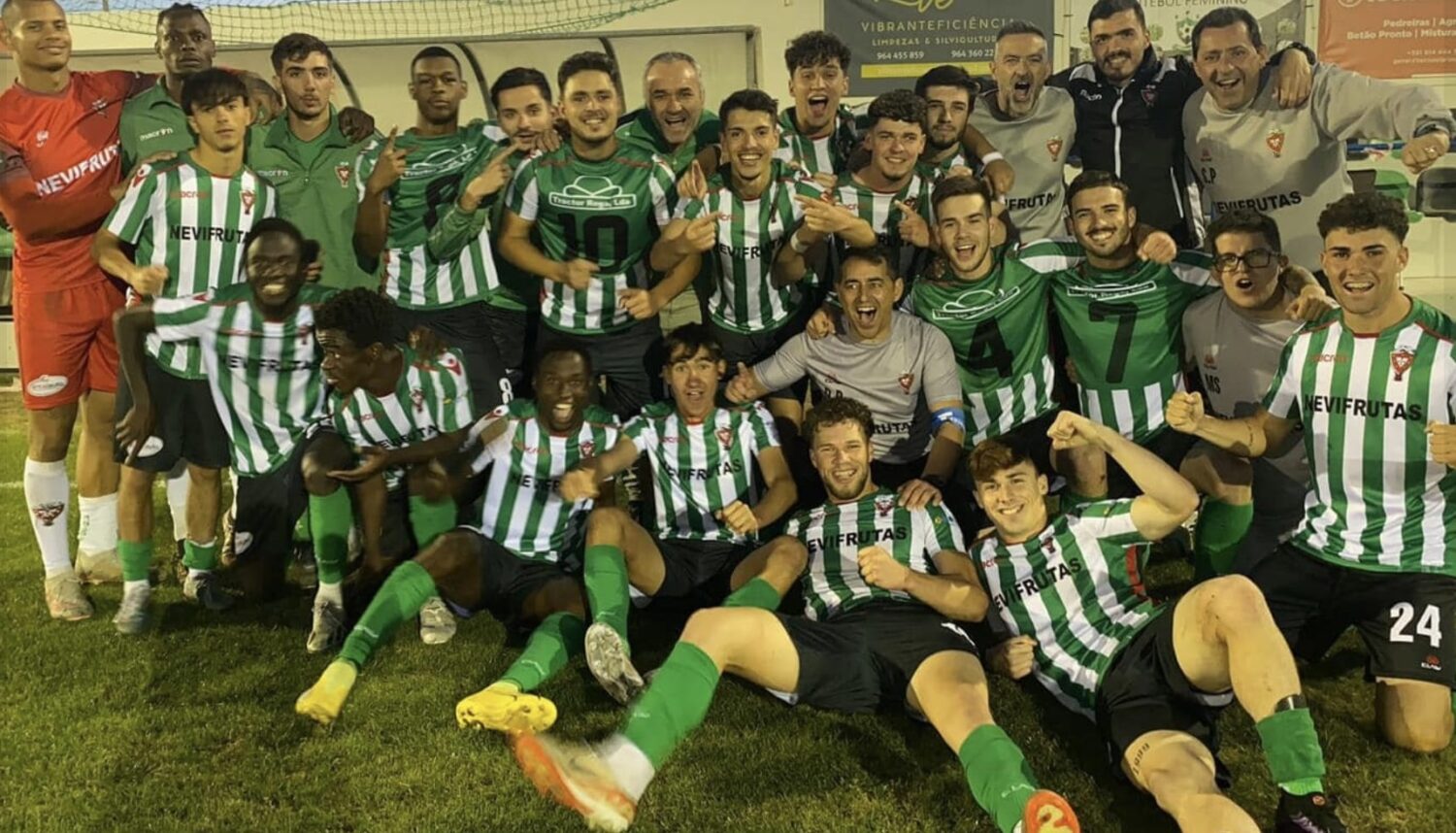 Moncarapachense ‘B’ players celebrate promotion