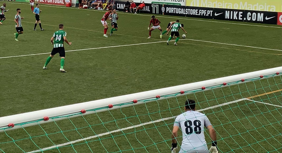 Moncarapachense’s João Azul keeps a watchful eye as Olhanense attack|Olhanense’s Leandro rifles in a shot