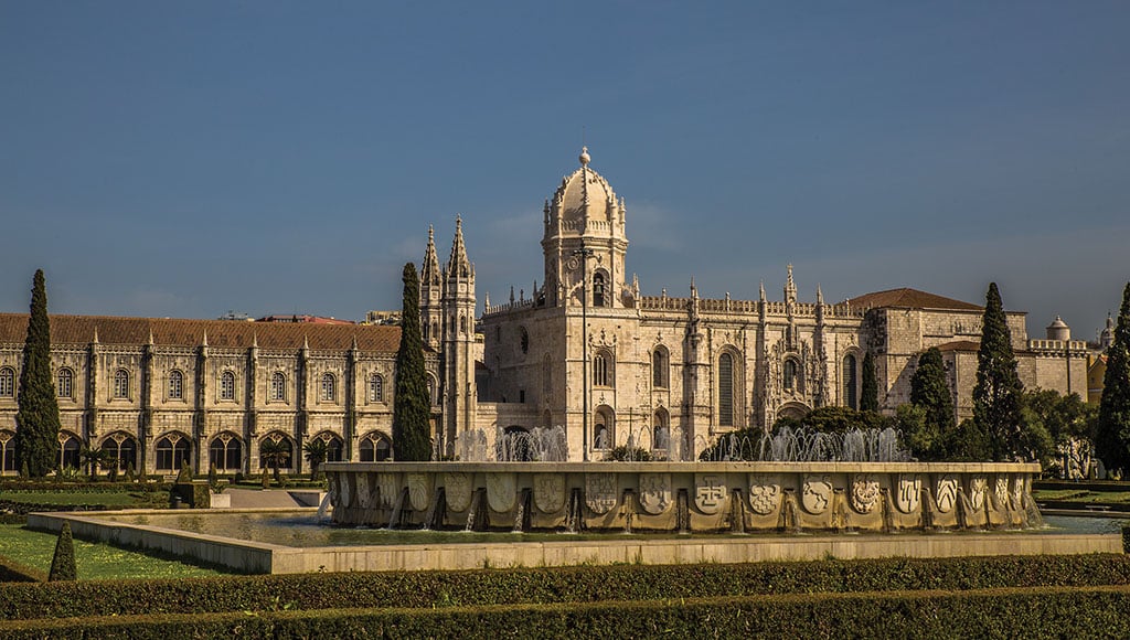 Mosteiro dos Jerónimos - Photo Heartshade - Wikipedia|Alcobaça - Central Aisle - Photo Syvwlch - Wikipedia|Batalha - Photo Georges Jansoone - Wikipedia|Capelas Imperfeitas, together with the tomb of D Duarte - Photo Wikipedia|Mosteiro de São Vicente de Fora - Photo Deensel - Wikipedia|Ponte 25 Abril, with Cristo-Rei - Photo Ceiling - Flickr