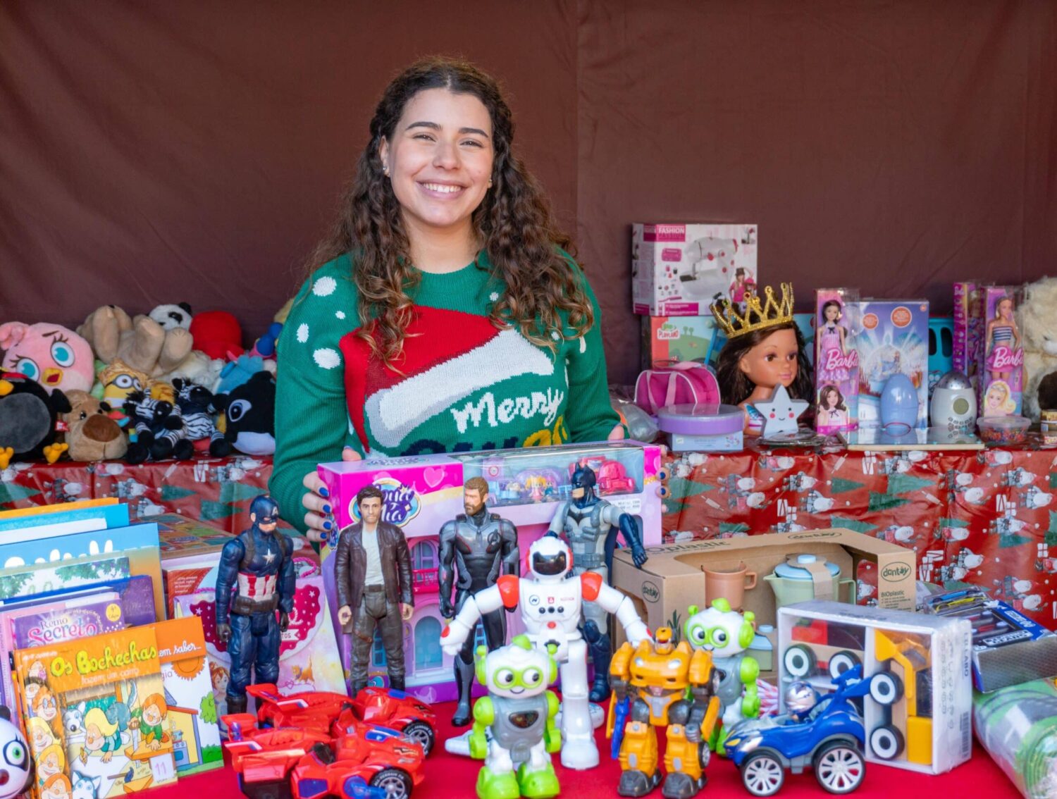 Néuza Canario, at the Castelo de Sonhos Toy-Swap in Silves.jpg|A family from Silves enjoys the Toy-Swap|Claudia Santos, Marisa Graciano, Néuza Canario, Rita Pinto at the Castelo de Sonhos Toy-Swap in Silves|Rita Pinto, creator of the Toy-Swap|Happy children at the Toy Swap