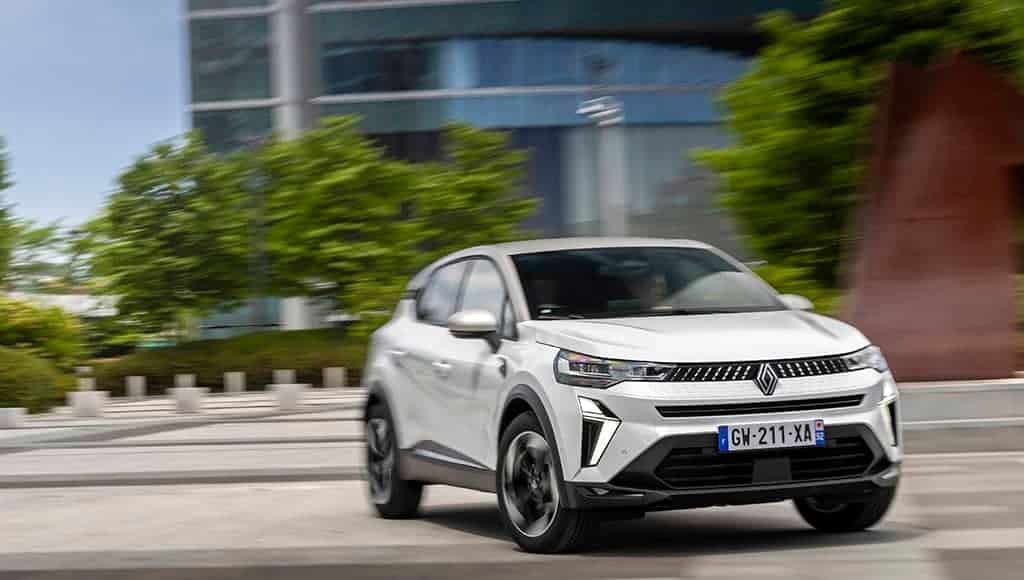 New Renault Captur E-Tech full hybrid 145 - Techno Arctic White - cópia|New Renault Captur E-Tech full hybrid 145 - Techno Arctic White|New Renault Captur E-Tech full hybrid 145 - Esprit Alpine Iron Blue|motoring printscreen