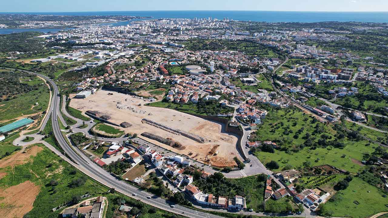 First stone laid at Portimão's Vila Nova Retail Park|First stone laid at Portimão's Vila Nova Retail Park|Portimão mayor Álvaro Bila speaking at the ceremony|Leroy Merlin is set to be one of the stores at the new retail park