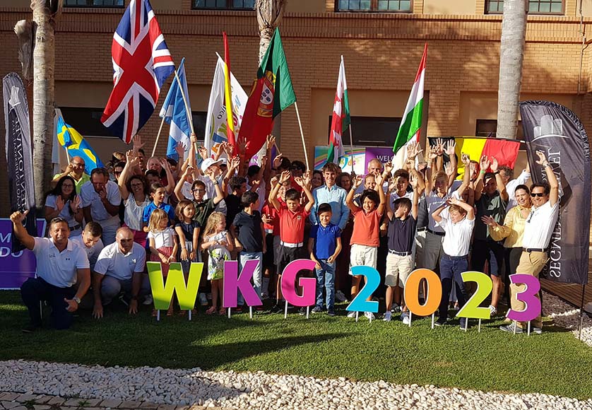The participants, parents and coaches of the 12th Amendoeira World Kids Golf, photo by Carlos Alves de Sousa-United Photo Press.|João Crasi Alves, the champion, received the cup from Custódio Moreno, from IPDJ Algarve, photo by Carlos Alves de Sousa