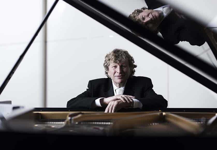 Pianist Piers Lane performs for ‘amigos’