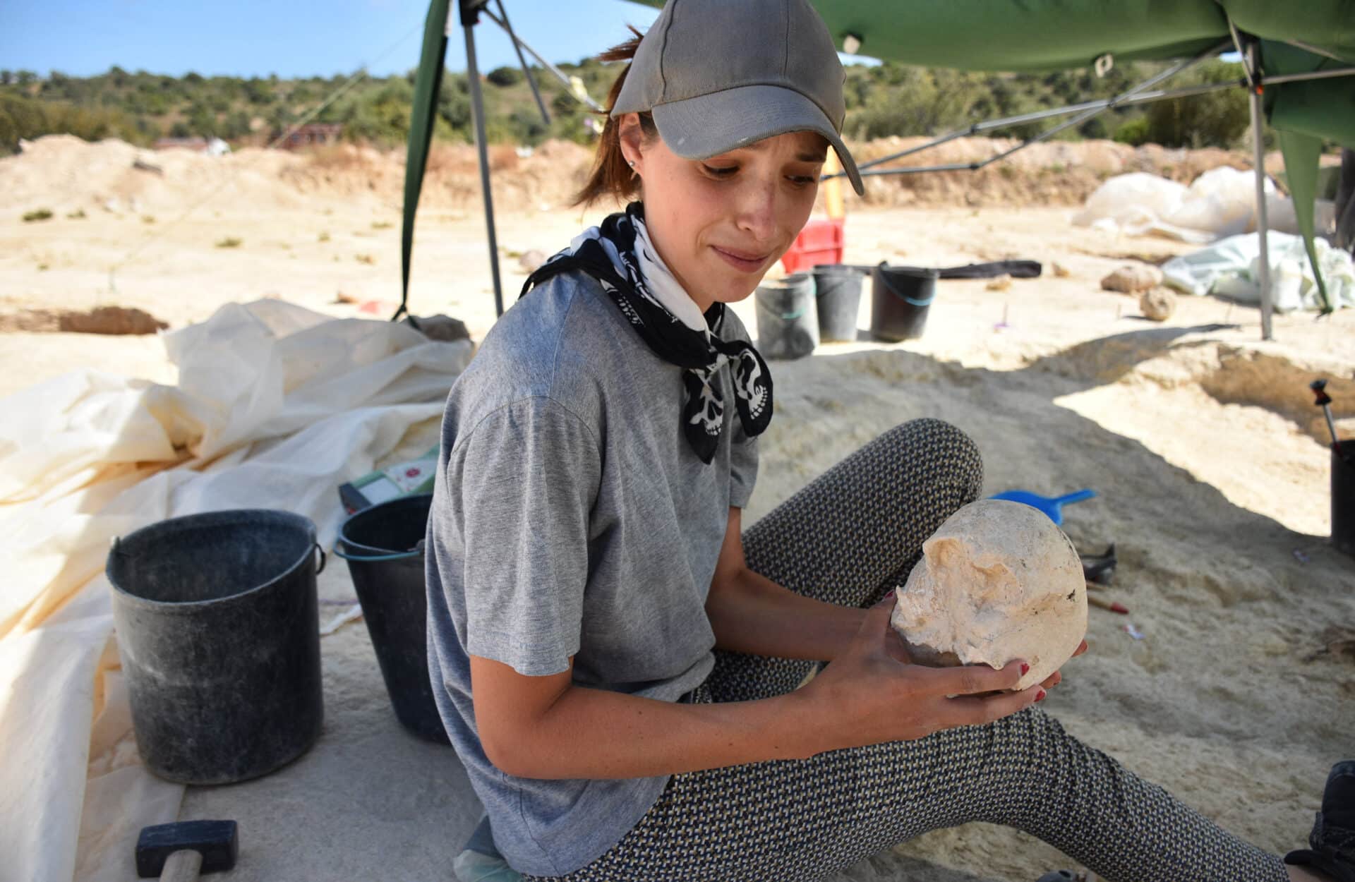 Anthropologist Eduarda Silva with a skull