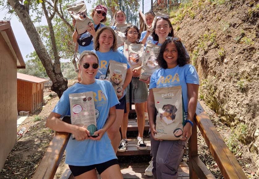 Pétis donates 300kgs of animal food to Animal Rescue Algarve
