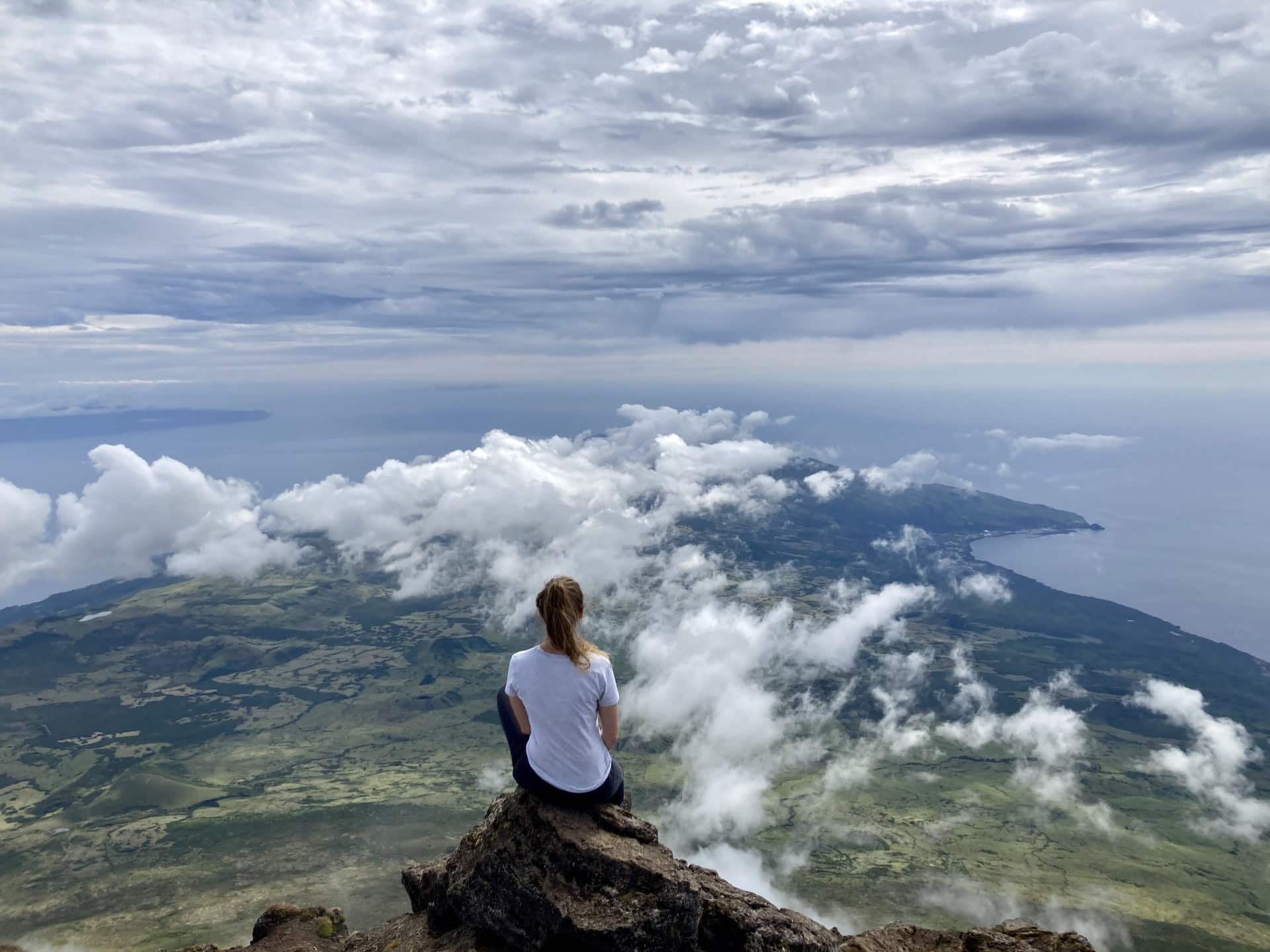 Breathtaking image from top of Pico mountain. Image: https://hominisnatura.com/climbing-pico/