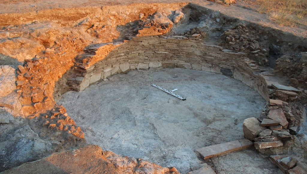 Tomb 4 Perdigoes|Central timber circle|Example of exotic materials at Perdigoes|Magnetogram of Perdigoes ditched enclosure|Bioanthropology applied to Archaeology: what can human bones tel