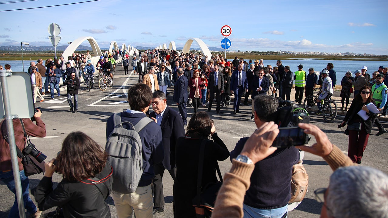 From regional leaders to local citizens, the bridge's inauguration ceremony was attended by dozens of people|Minister for Environment and Energy, Maria Graça de Carvalho, presided over the inauguration ceremony|New bridge to Faro Island inaugurated 17 years later|New bridge to Faro Island inaugurated 17 years later|New bridge to Faro Island inaugurated 17 years later