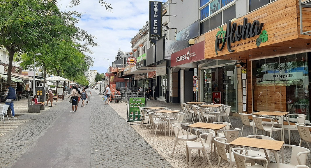 Security beefed up at Praia da Rocha after late-night violence
