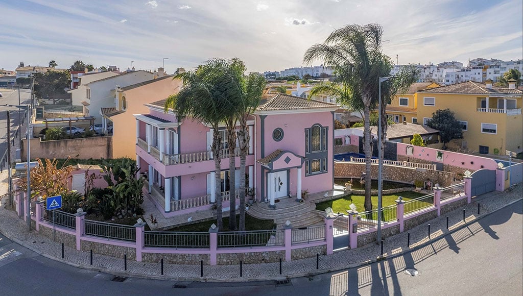 Stylish villa of excellent proportions on a corner plot near Ferragudo|Stylish villa of excellent proportions on a corner plot near Ferragudo|Stylish villa of excellent proportions on a corner plot near Ferragudo|Stylish villa of excellent proportions on a corner plot near Ferragudo