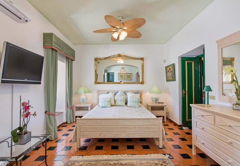 It’s official: Sir Cliff selling Algarve home