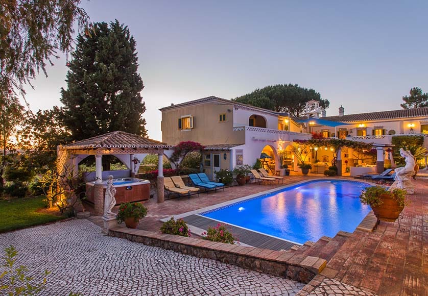 It’s official: Sir Cliff selling Algarve home