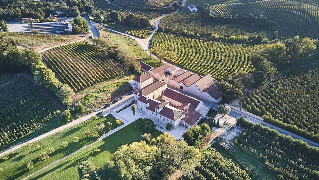 Quinta do Porto Nogueira|Casa Romana Vini corks, featuring their symbolic four-leaf clover |Quinta do Porto Nogueira and Roman bridge