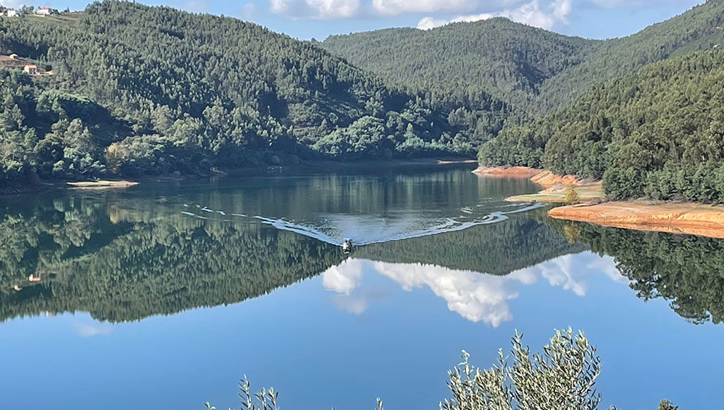 The calm of the river at Dornes|Cabril dam and reservoir|Hotel da Montanha, Pedrógão Pequeno, popular and well-priced|Bouça dam, EDP workers’ estate, 1950s|Dornes, 12th-century lookout tower|Hotel da Foz da Sertã, forest clearance work has begun