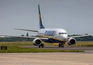 Pilot faints during Barcelona-Porto flight; plane lands normally