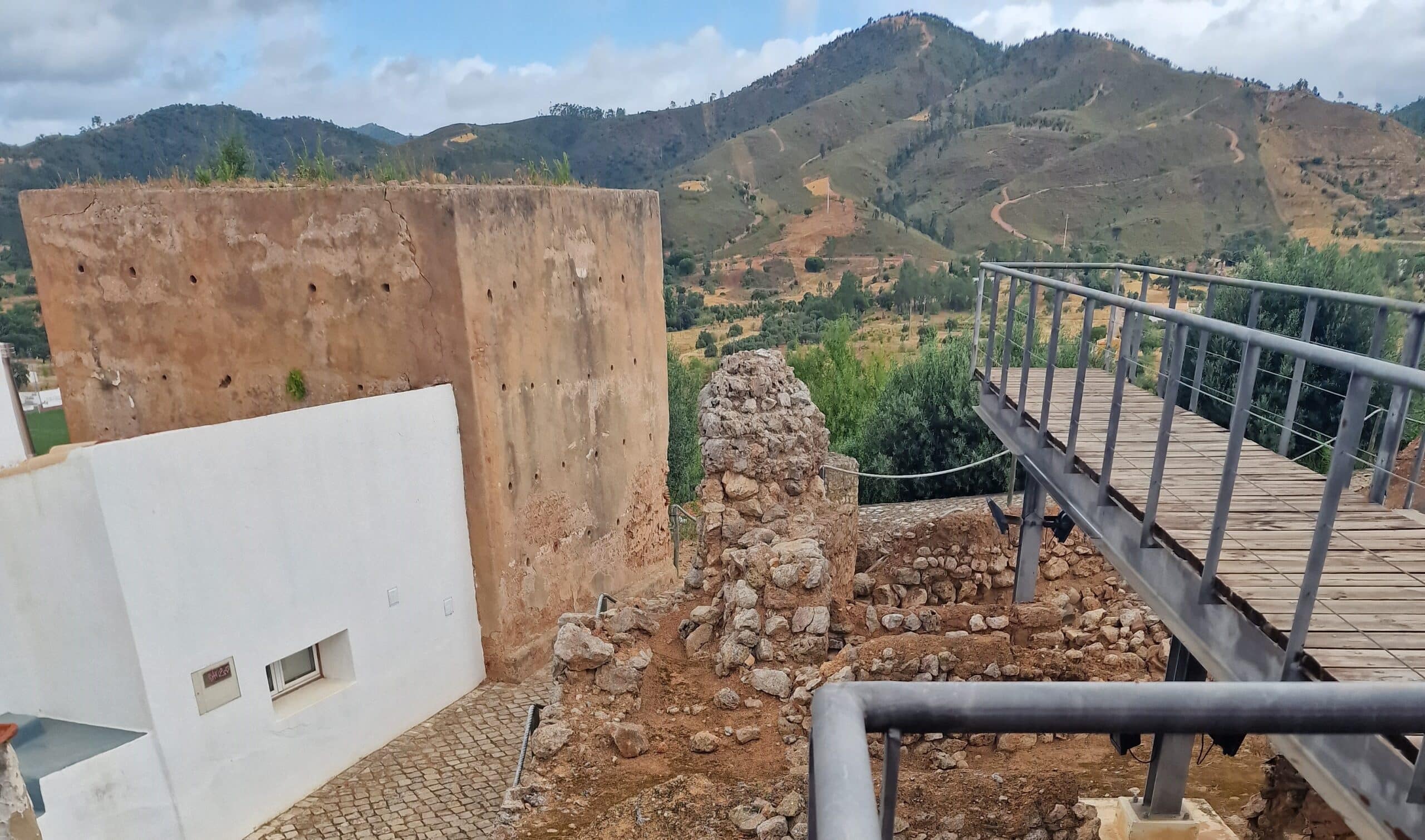CCDR and Loulé seek special monument status for Salir Castle