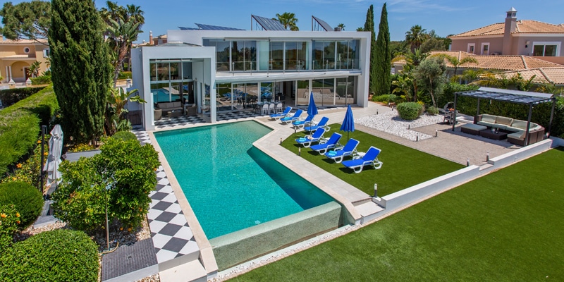 Aerial view of one of the villas Sandy Blue has in its rentals portfolio and that is adapted to the new travel trends|View of the inside of one of SandyBlue's properties that has adapted to the travel trends according to their advice