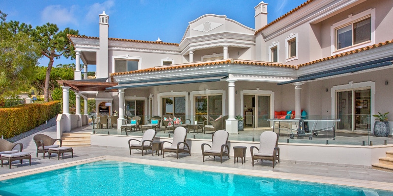 View of the façade one of the villas Sandy Blue has in its rentals portfolio