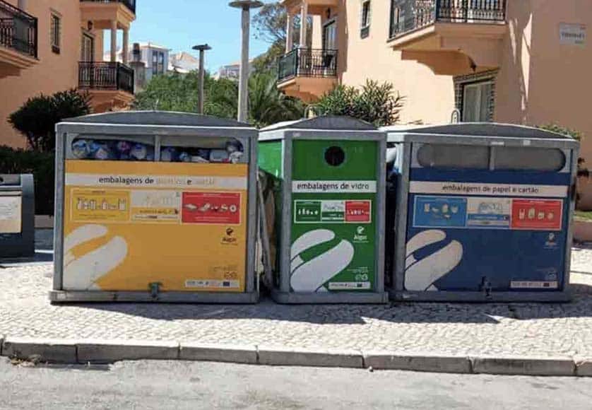 Overflowing ecoponto.2