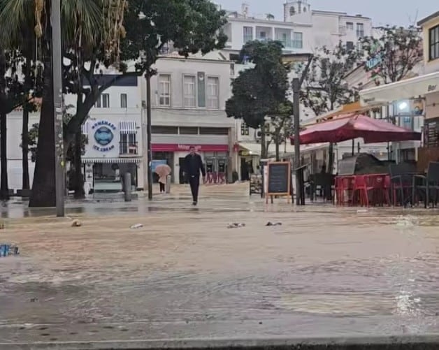 Five minutes of rain flood downtown Albufeira|Five minutes of rain flood downtown Albufeira|Five minutes of rain flood downtown Albufeira|Five minutes of rain flood downtown Albufeira|Storm damage “less serious” than feared in Albufeira