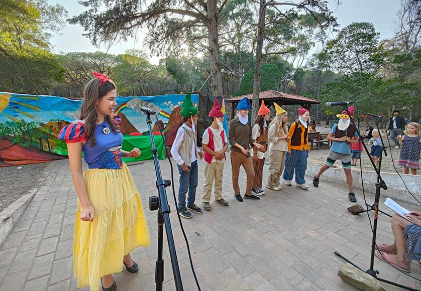 Snow White and dwarfs|Cinderella and sisters|Jack and cow