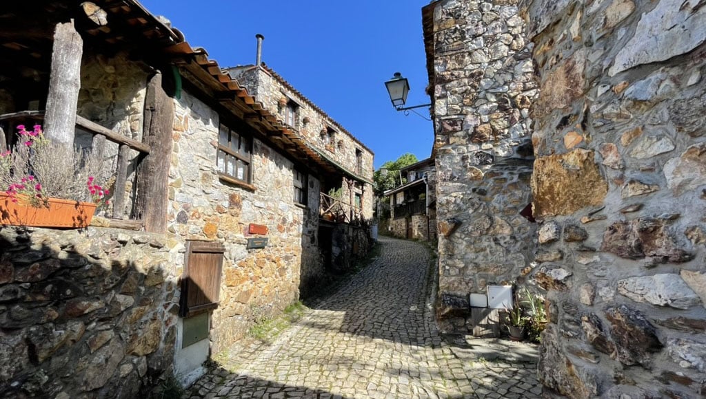 Stone cottages, Casal de São Simão, Leiria|Bio-climatic renovation project, Figueiró dos Vinhos, Leiria - Photo - Concepto Studio|Jardim da Devesa, Pedrógão Grande, Leiria|Local councils – here to help|Low-cost, fully insulated village cottages under redevelopment - Photo - Rural Properties|Parque de Merendas overlooking the reservoir at Barragem do Cabril, Leiria|Riverside walk in Góis, Coimbra district